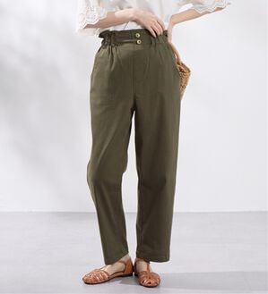 Viola e Viola（ヴィオラ エ ヴィオラ）の「綿混ストレッチウエストデザインシェフパンツ（フルレングスパンツ）」｜カーキ