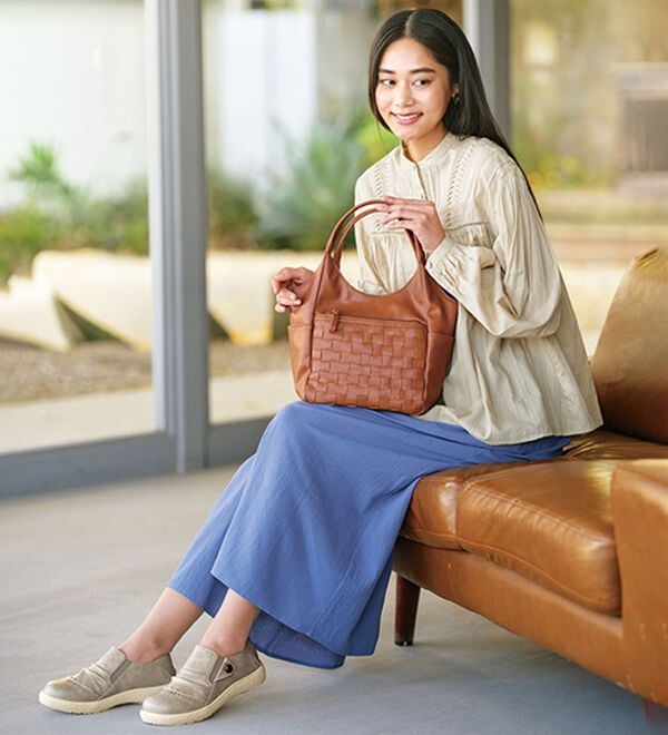 BELLUNA（ベルーナ）の「＜ｍｏｚ＞くるみボタンギャザースリッポン（スリッポン）」｜詳細画像