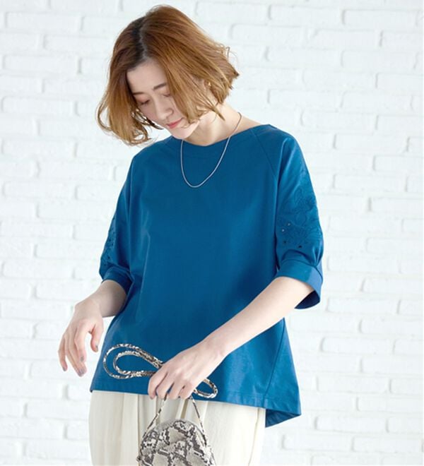 BELLUNA（ベルーナ）の「袖刺しゅうデザインＶネックプルオーバー（カットソー）」｜詳細画像