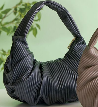 BELLUNA（ベルーナ）の「ハーフムーンプリーツ手提げ（その他バッグ）」