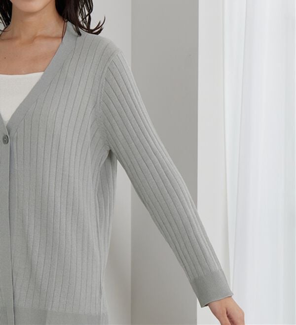 BELLUNA（ベルーナ）の「【店舗・ネット限定】リブ使いボタンデザインカーディガン（ニットカーディガン）」｜詳細画像