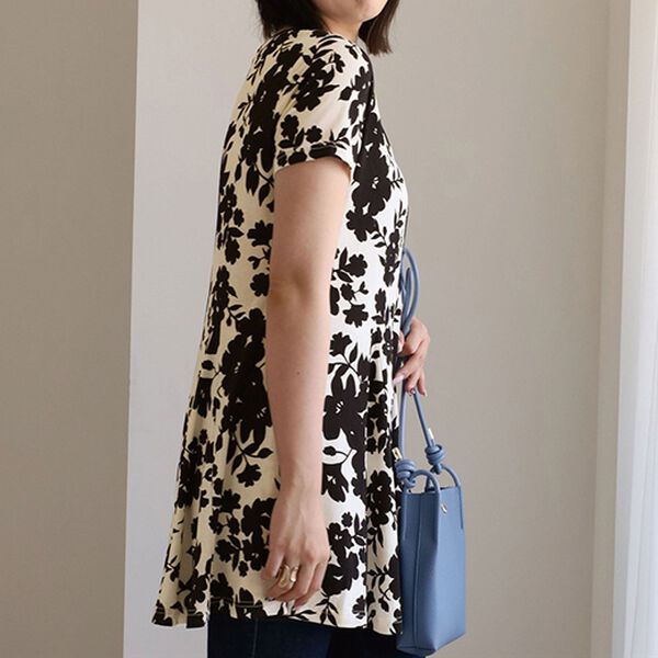 BELLUNA（ベルーナ）の「【動画】フレアーシルエットプリントチュニック（チュニック）」｜詳細画像