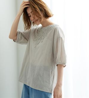 BELLUNA（ベルーナ）の「華やかモチーフレースデザインブラウス（ブラウス）」｜ライトベージュ