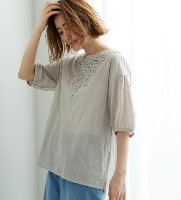 BELLUNA（ベルーナ）の「華やかモチーフレースデザインブラウス（ブラウス）」｜ライトベージュ