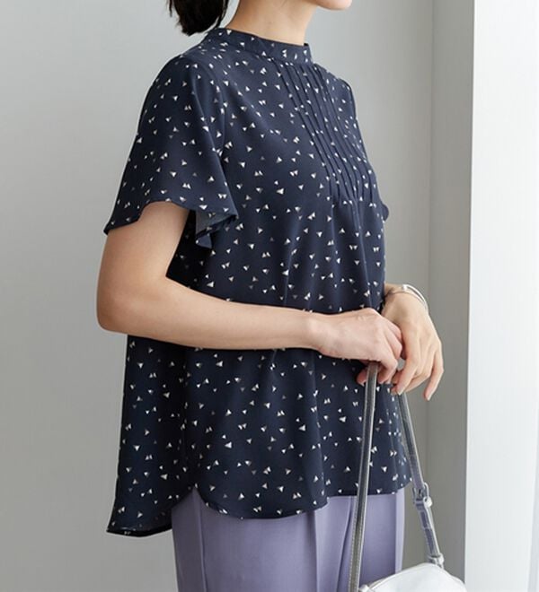 BELLUNA（ベルーナ）の「小紋柄タック使い袖フレアーブラウス（ブラウス）」｜詳細画像