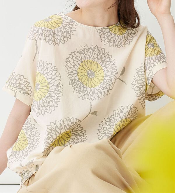 Viola e Viola（ヴィオラ エ ヴィオラ）の「綿１００％大きな花柄の裾ギャザーブラウス（ブラウス）」｜詳細画像