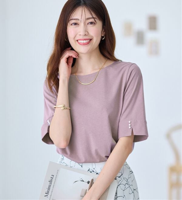 alotta（アロッタ）の「【選べる袖丈】柔らか綿混素材パール調ボタンＴシャツ（カットソー）」｜詳細画像