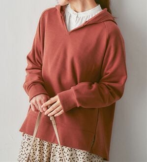 Viola e Viola（ヴィオラ エ ヴィオラ）の「【蓄熱保温】裏ファーVネックゆるシルエットパーカー（パーカー）」｜テラコッタ