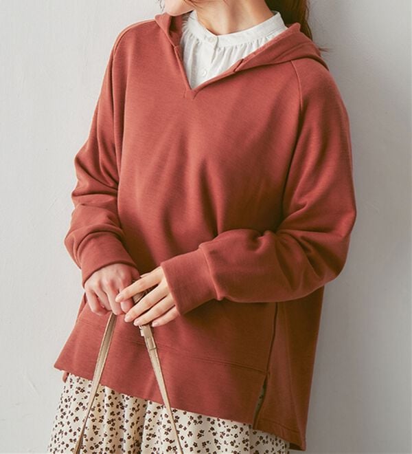 Viola e Viola（ヴィオラ エ ヴィオラ）の「【蓄熱保温】裏ファーVネックゆるシルエットパーカー（パーカー）」｜テラコッタ