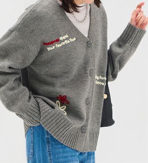 BELLUNA（ベルーナ）の「配色刺しゅう使いニットカーディガン（ニットカーディガン）」｜グレー系