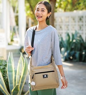 BELLUNA（ベルーナ）の「＜スカンジナビアンフォレスト＞Ａ４が入る！軽量ショルダー（ショルダーバッグ）」｜ミルクティ