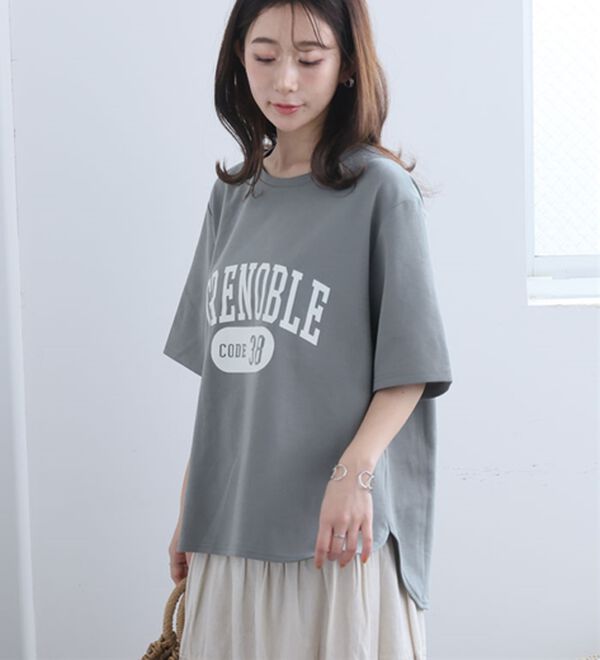 A HAPPY MARILYN（アハッピーマリリン）の「【Ｍ～８Ｌ】【接触冷感・ＵＶ対策】カレッジプリント裾ラウンドＴシャツ（Tシャツ）」｜詳細画像