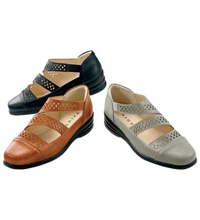 BELLUNA（ベルーナ）の「パンチングラインカジュアルシューズ（フラットシューズ）」