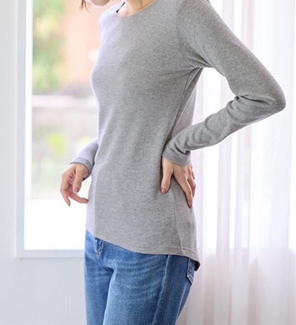 LAVIENNE（ラヴィエンヌ）の「【医師オススメ】綿１００％吸湿発熱あったかインナー　クルーネックインナー長袖（肌着・インナーウェア）」｜詳細画像