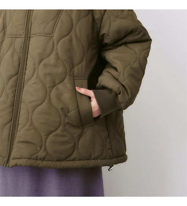 Viola e Viola（ヴィオラ エ ヴィオラ）の「衿ボア切替ウエーブキルトコート（ハーフコート）」｜詳細画像