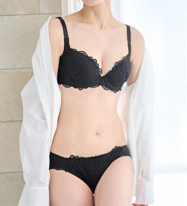 LAVIENNE（ラヴィエンヌ）の「レーシー脇高スッキリブラ＆ショーツ（ブラジャー＆ショーツセット）」｜詳細画像
