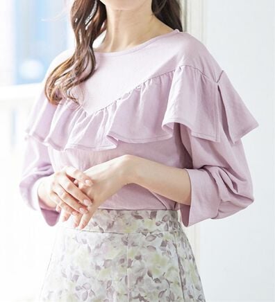alotta（アロッタ）の「【接触冷感】フリルデザインパフ袖カットソー（カットソー）」