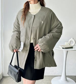 GeeRA（ジーラ）の「【U.S. POLO ASSN.】 ノーカラー中わたブルゾン（ハーフコート）」｜詳細画像