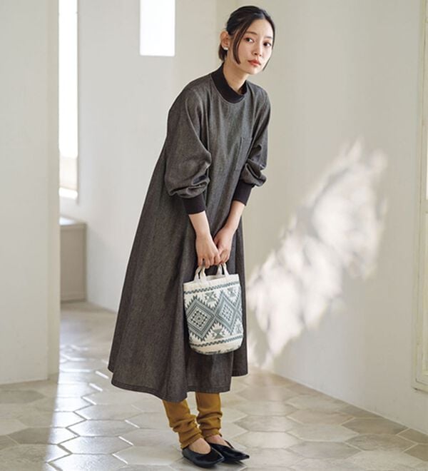 BELLUNA（ベルーナ）の「デニム素材リブ使いゆったりワンピース（その他ワンピース）」｜黒