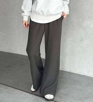 GeeRA（ジーラ）の「美脚見えカーブフレアパンツ（フルレングスパンツ）」｜チャコール