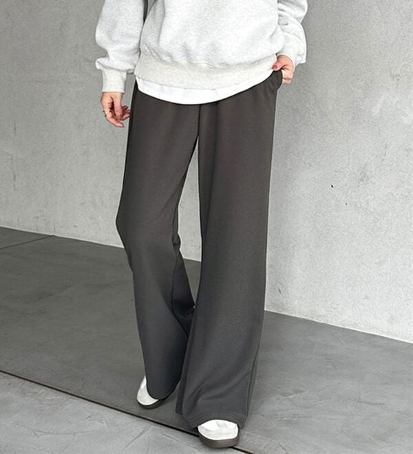 GeeRA（ジーラ）の「美脚見えカーブフレアパンツ（フルレングスパンツ）」｜チャコール