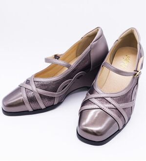 BELLUNA（ベルーナ）の「４Ｅエレガンス切替パンプス（パンプス）」｜ガンメタリック(ベルト)