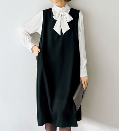 VINNO（ヴィノ）の「楽ケア！タイブラウス&times;ジャンスカセット（ジャンパースカート）」