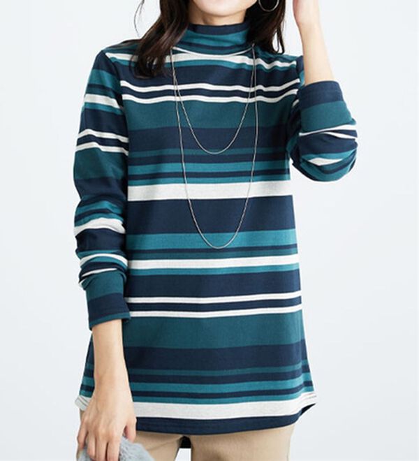 BELLUNA（ベルーナ）の「ふわふわ裏ファーハイネックプルオーバー（カットソー）」｜ネイビー／グリーン系