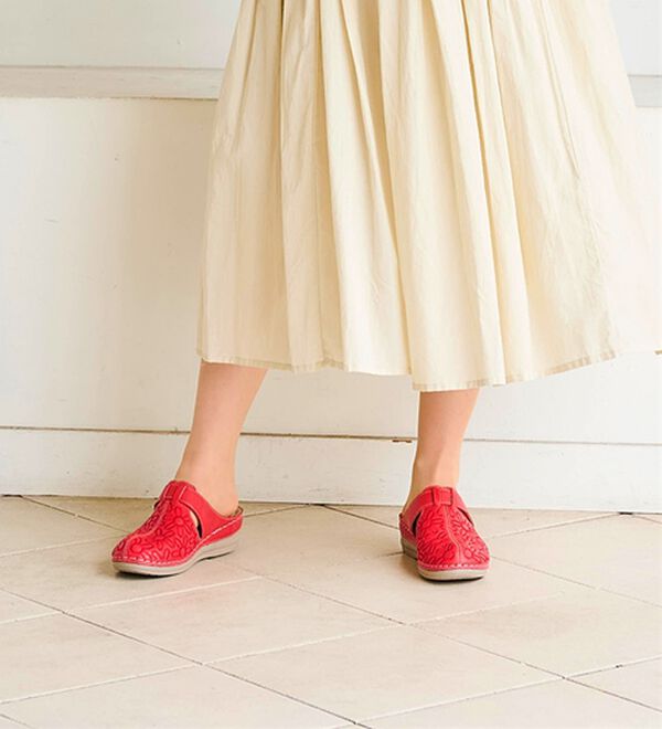 BELLUNA（ベルーナ）の「刺しゅうデザイン柔らかソールミュール（サンダル・ミュール）」｜詳細画像