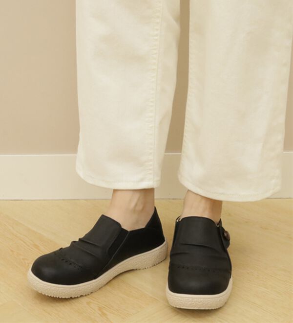 BELLUNA（ベルーナ）の「＜ｍｏｚ＞くるみボタンギャザースリッポン（スリッポン）」｜詳細画像