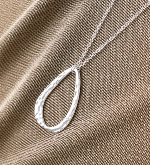 BELLUNA（ベルーナ）の「【2点セット】ネックレス付シャイニーかのこプルオーバー（カットソー）」｜詳細画像