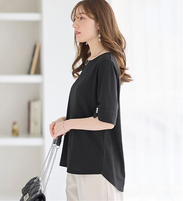 alotta（アロッタ）の「【選べる袖丈】柔らか綿混素材パール調ボタンＴシャツ（カットソー）」｜詳細画像