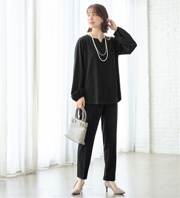 Viola e Viola（ヴィオラ エ ヴィオラ）の「らくキレイ　キーネックチュニックブラウスＴシャツ（チュニック）」｜詳細画像