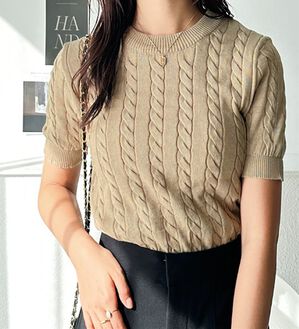 GeeRA（ジーラ）の「ケーブル編みニットトップス（ニット・セーター）」｜ベージュ