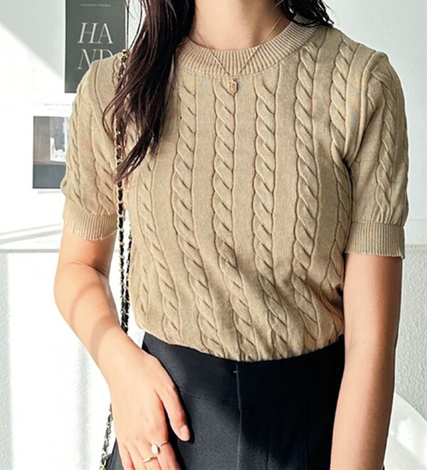 GeeRA（ジーラ）の「ケーブル編みニットトップス（ニット・セーター）」｜ベージュ