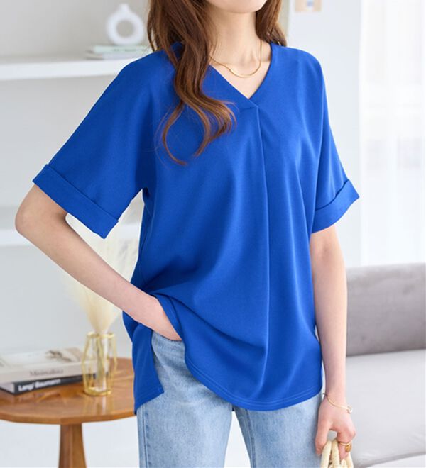 青いVネックTシャツ