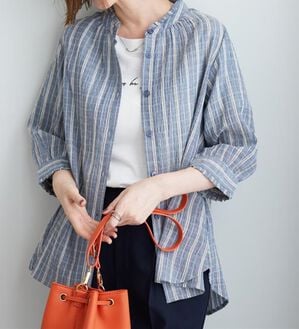 BELLUNA（ベルーナ）の「【お気軽シャツ】ぽこぽこ素材衿＆袖フリルデザインブラウス（ブラウス）」｜ブルー系ストライプ