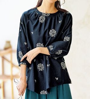 BELLUNA（ベルーナ）の「刺しゅうデザインふんわり袖ブラウス（ブラウス）」｜ネイビー系