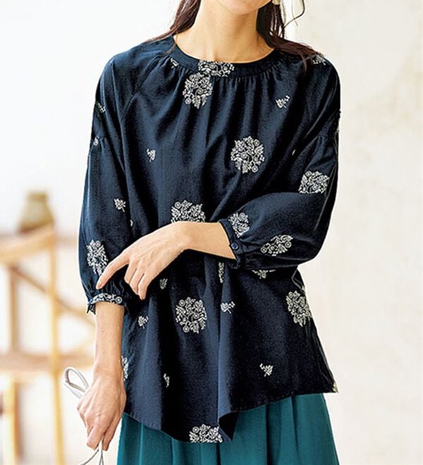 BELLUNA（ベルーナ）の「刺しゅうデザインふんわり袖ブラウス（ブラウス）」｜ネイビー系