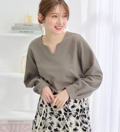 alotta（アロッタ）の「【シワになりにくい】エンボス裏起毛キーネックゆるトップス（カットソー）」