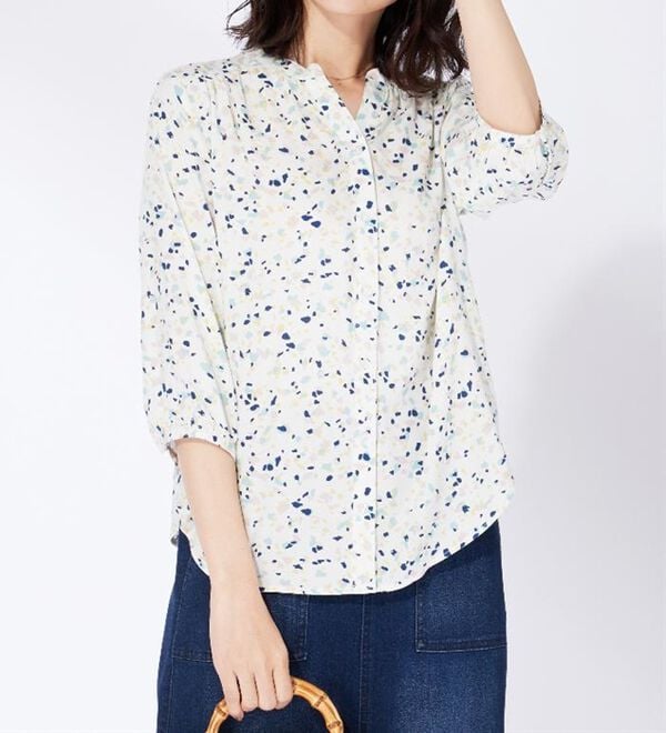 BELLUNA（ベルーナ）の「レーヨン素材ギャザー使いプリントブラウス（ブラウス）」｜詳細画像