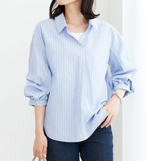 BELLUNA（ベルーナ）の「袖タックデザインスキッパーシャツ（ブラウス）」｜ブルーストライプ