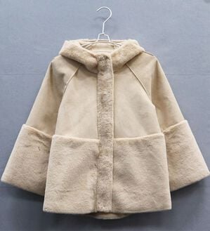 BELLUNA（ベルーナ）の「フェイクファー切替デザインフードコート（ハーフコート）」｜グレージュ