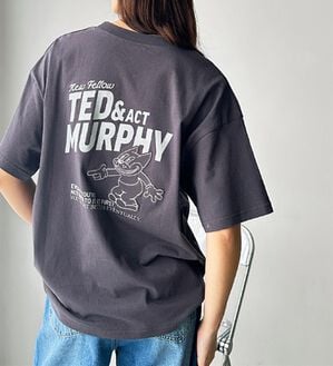 GeeRA（ジーラ）の「ヴィンテージ風猫プリントロゴＴシャツ（Tシャツ）」｜チャコール