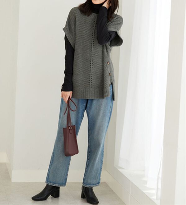 BELLUNA（ベルーナ）の「ボタン使いゆったりニットベスト（ベスト）」｜詳細画像