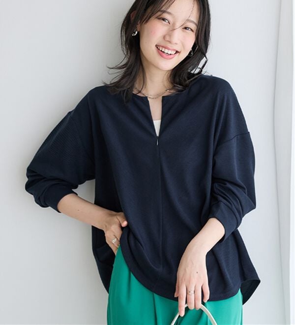 Viola e Viola（ヴィオラ エ ヴィオラ）の「細見えラインリップル素材ジップトップス（カットソー）」｜ネイビー