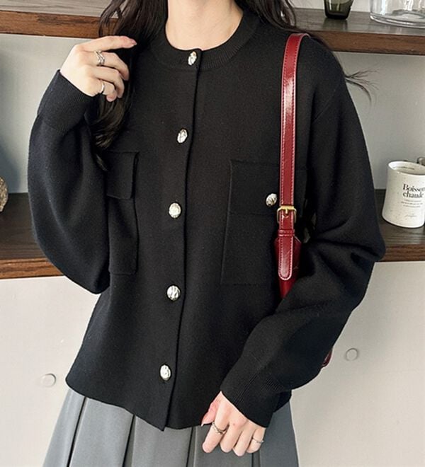 GeeRA（ジーラ）の「ロングシーズン使える！ゴールド調ボタンニットカーデ（ニットカーディガン）」｜詳細画像