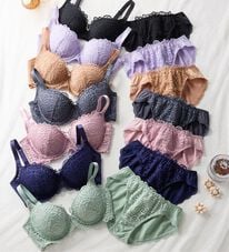 LAVIENNE（ラヴィエンヌ）の「レーシー脇高スッキリブラ＆ショーツ（ブラジャー＆ショーツセット）」