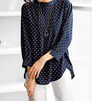 BELLUNA（ベルーナ）の「ピンタックデザイン小紋柄ブラウス（ブラウス）」｜ネイビー系