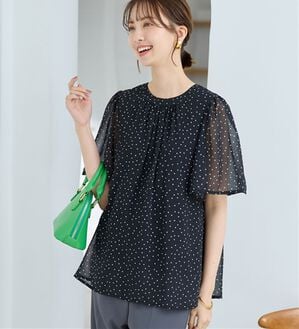 Viola e Viola（ヴィオラ エ ヴィオラ）の「【仕事も！日常も！】カットソー裏地付ギャザーデザインブラウス（ブラウス）」｜ブラック系ドット